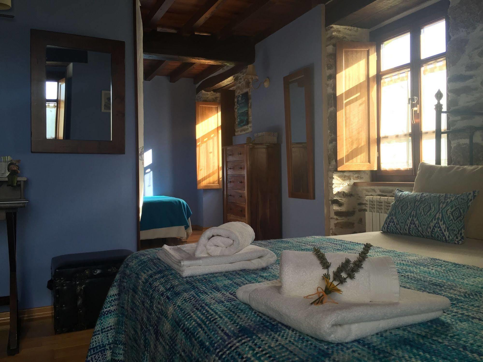 Os Tres Teixos Hotell Adelán Exteriör bild