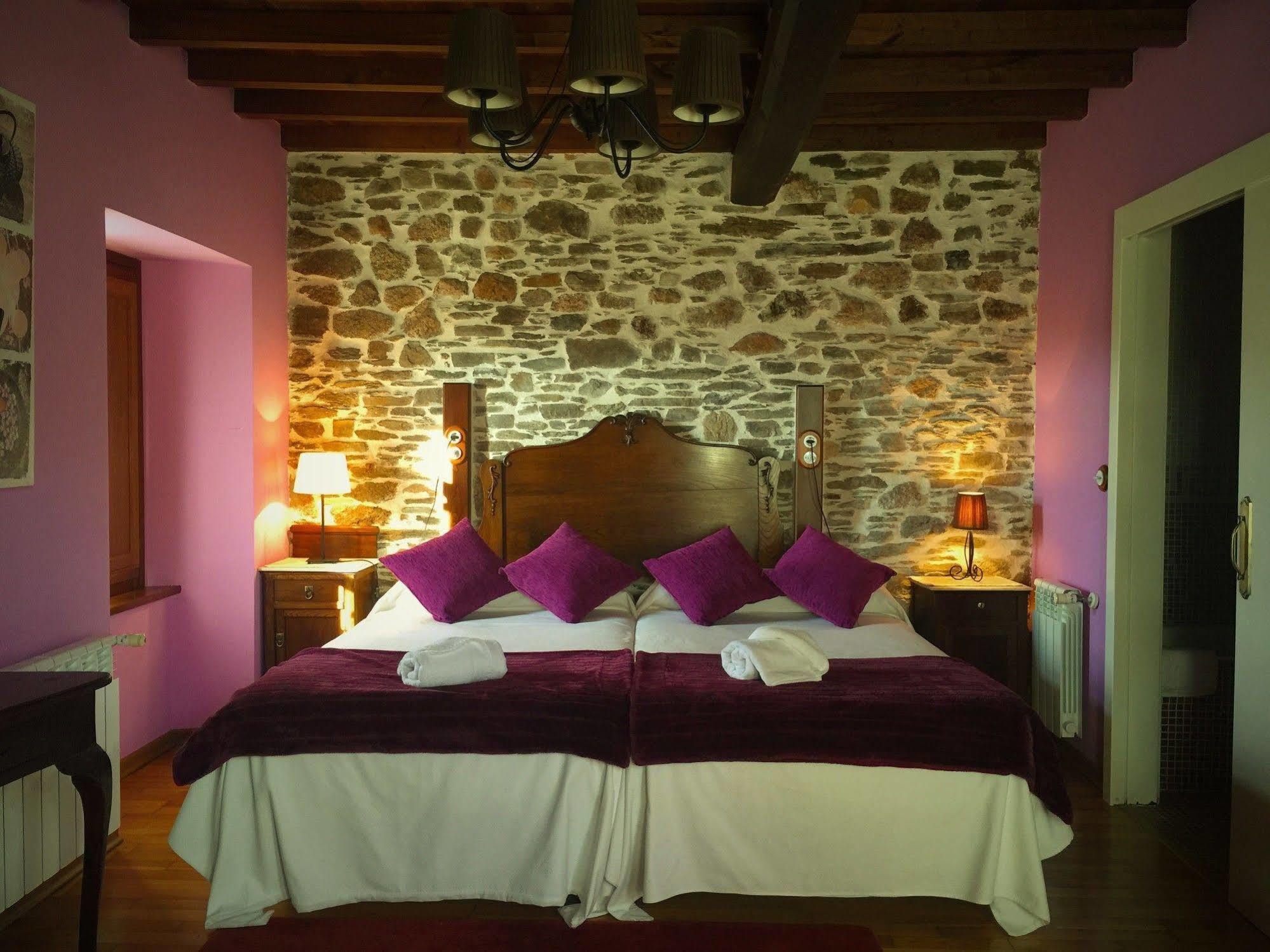 Os Tres Teixos Hotell Adelán Exteriör bild