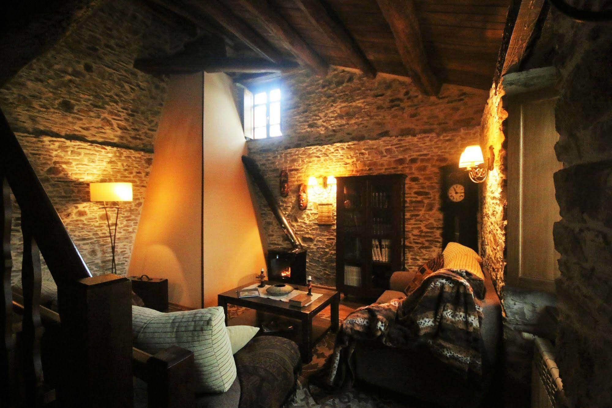 Os Tres Teixos Hotell Adelán Exteriör bild