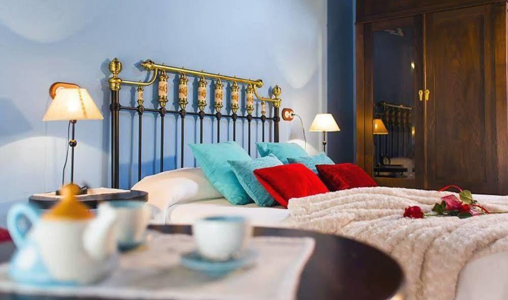 Os Tres Teixos Hotell Adelán Exteriör bild