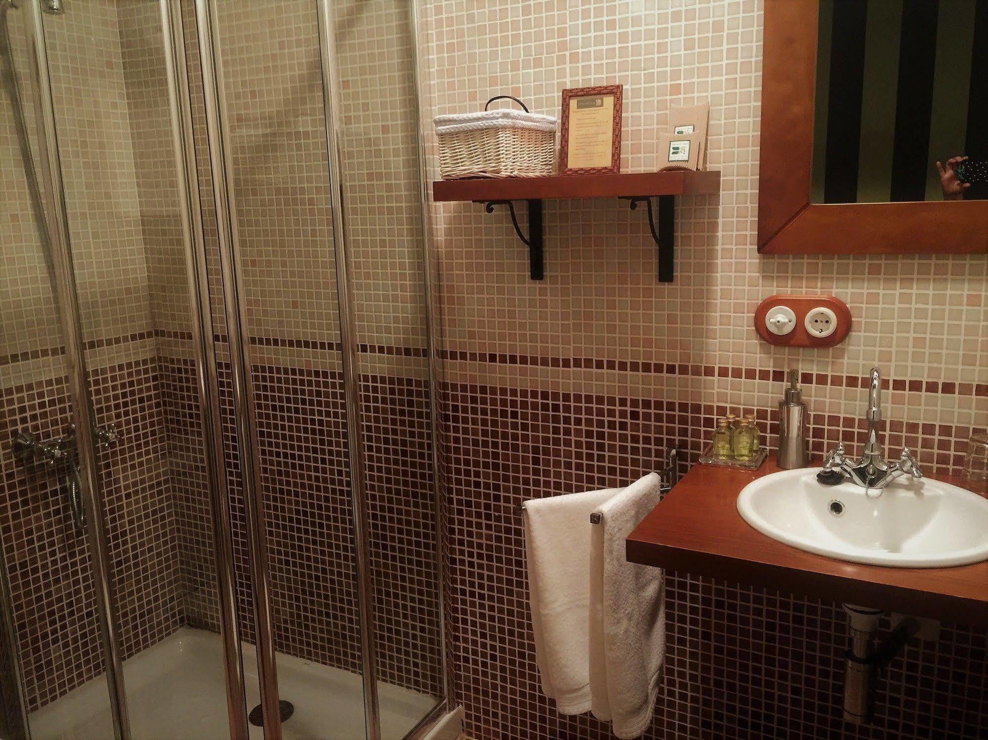 Os Tres Teixos Hotell Adelán Exteriör bild