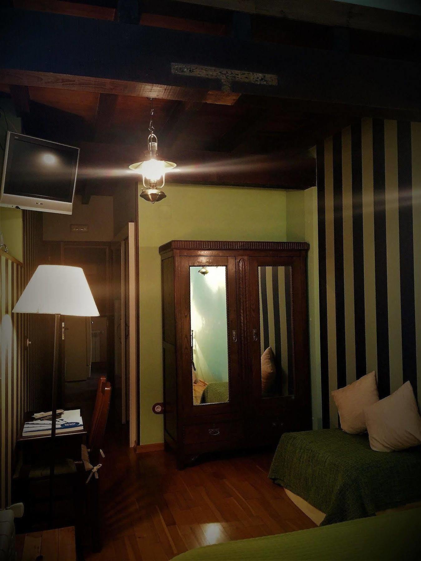 Os Tres Teixos Hotell Adelán Exteriör bild