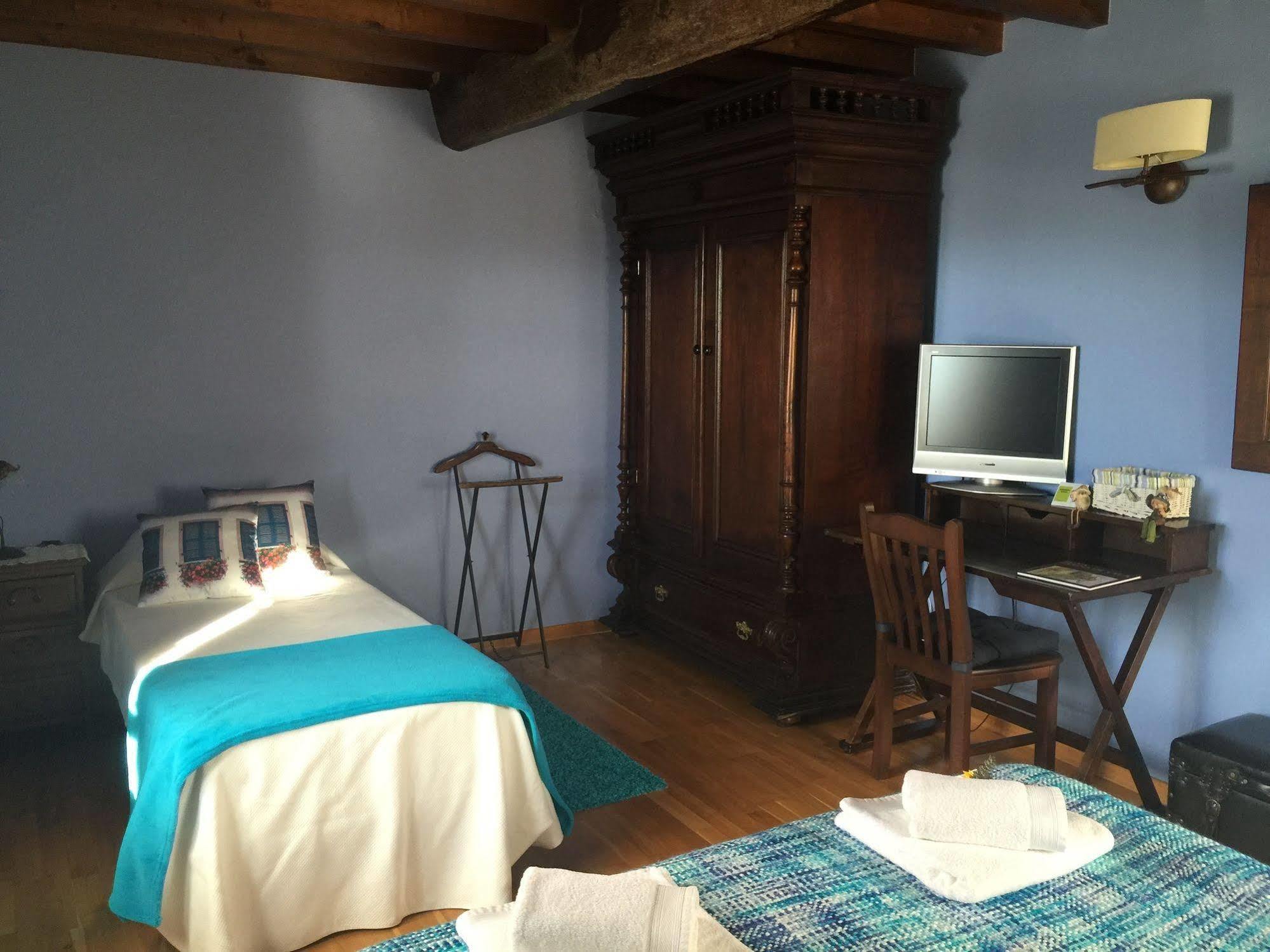 Os Tres Teixos Hotell Adelán Exteriör bild