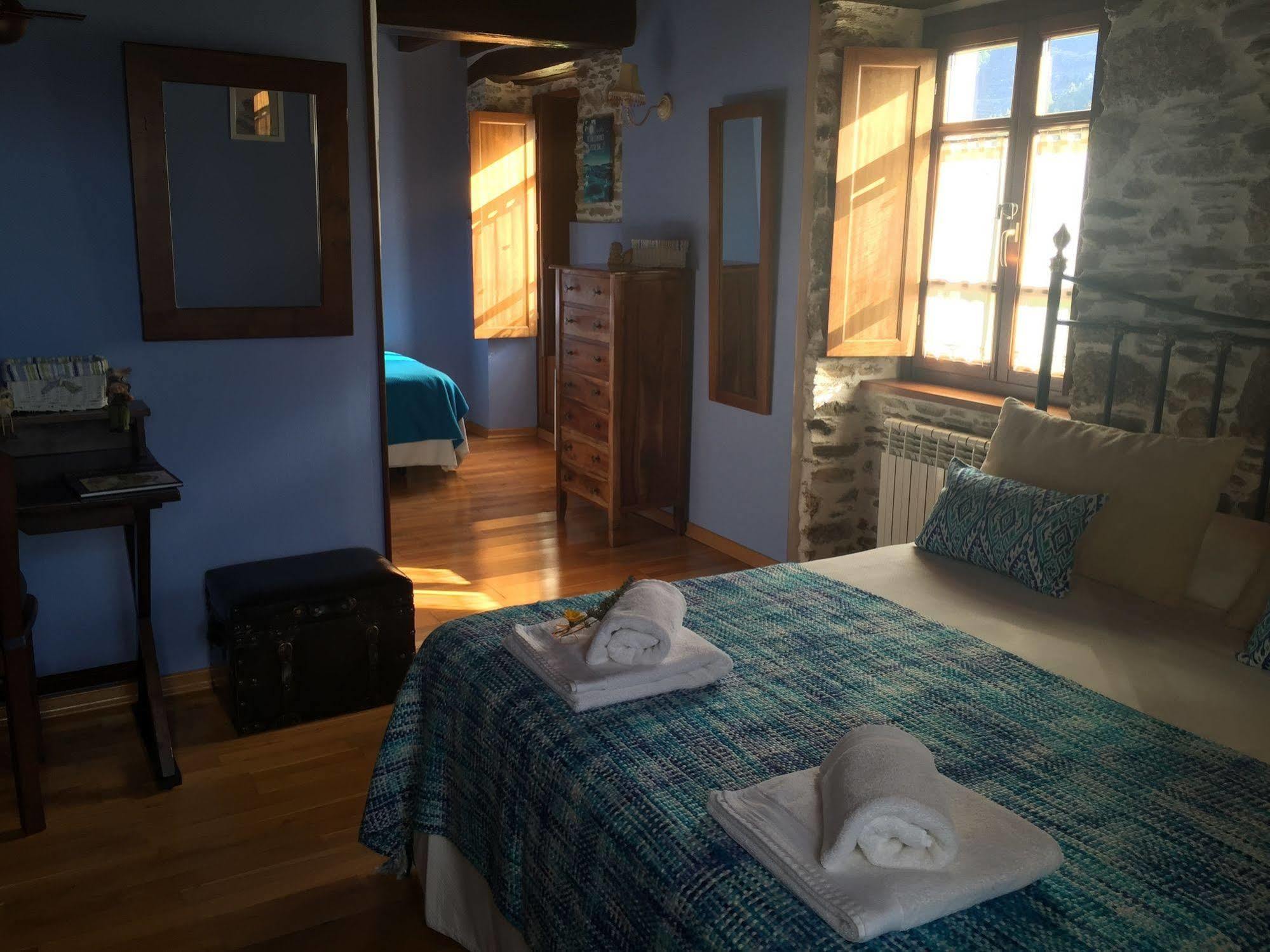 Os Tres Teixos Hotell Adelán Exteriör bild